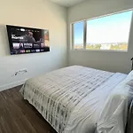 Penthouse 2 Bedroom With Hollywood Sign View!