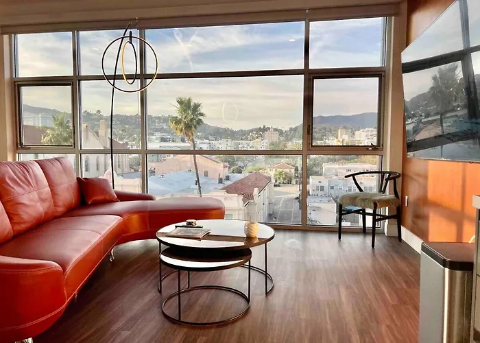Penthouse 2 Bedroom With Hollywood Sign View!