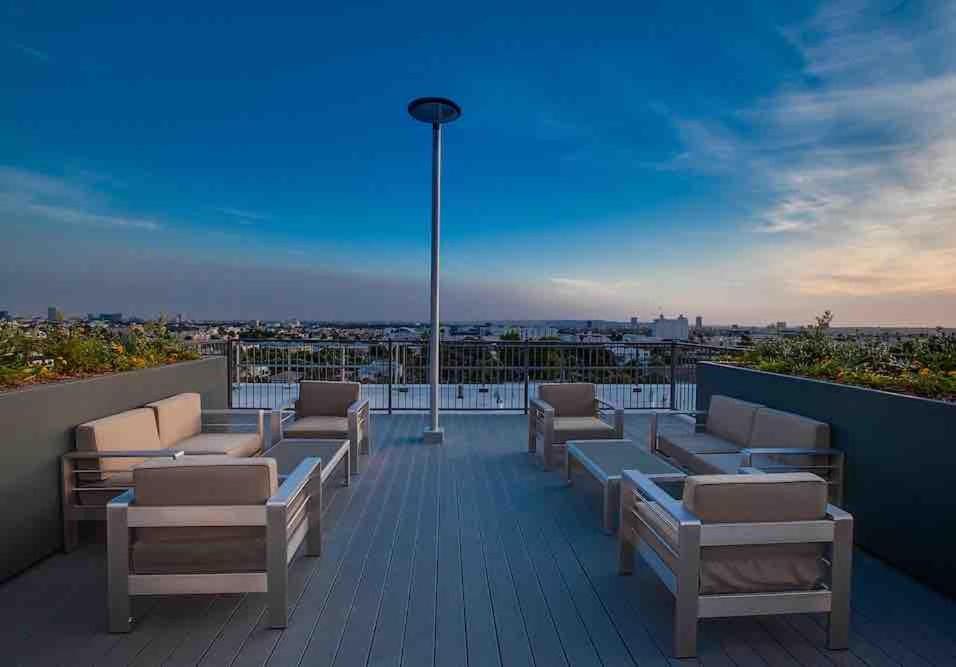 Penthouse 2 Bedroom With Hollywood Sign View!