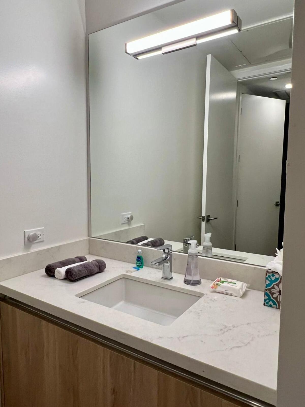 Penthouse 2 Bedroom With Hollywood Sign View!