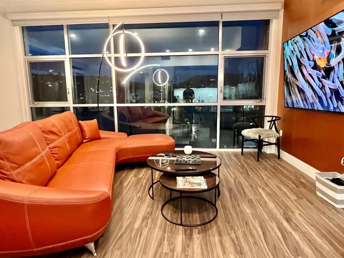 Penthouse 2 Bedroom With Hollywood Sign View!